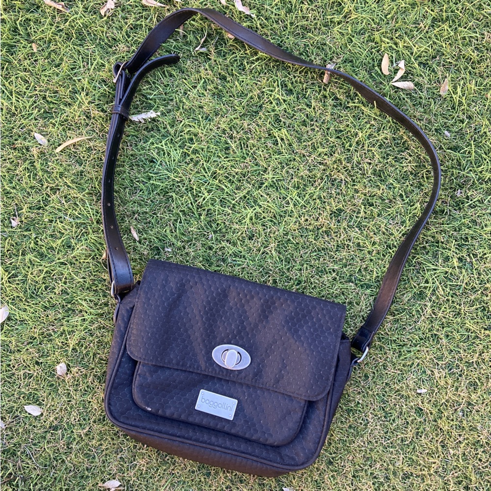 Small black Baggallini bag with metal clasp